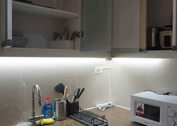 New! Spacious & Cozy Wifi 350mbps Uptown Bgc Backhome4 Apartment *