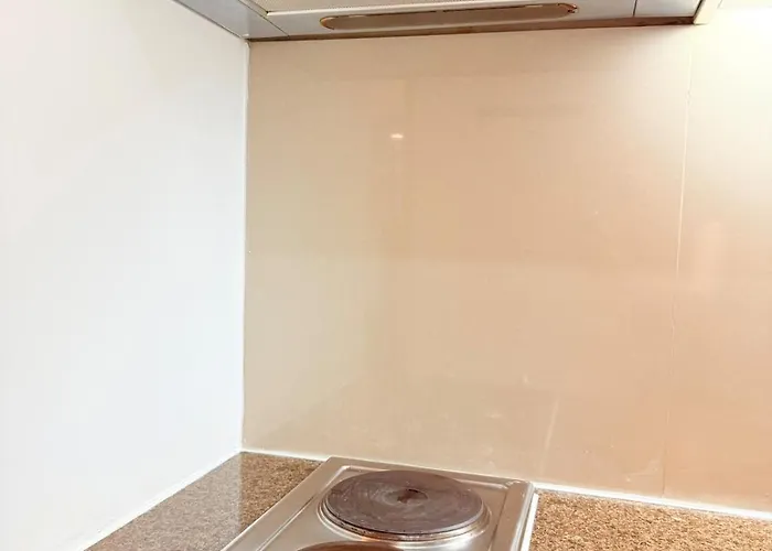 New! Spacious & Cozy Wifi 350mbps Uptown Bgc Backhome4